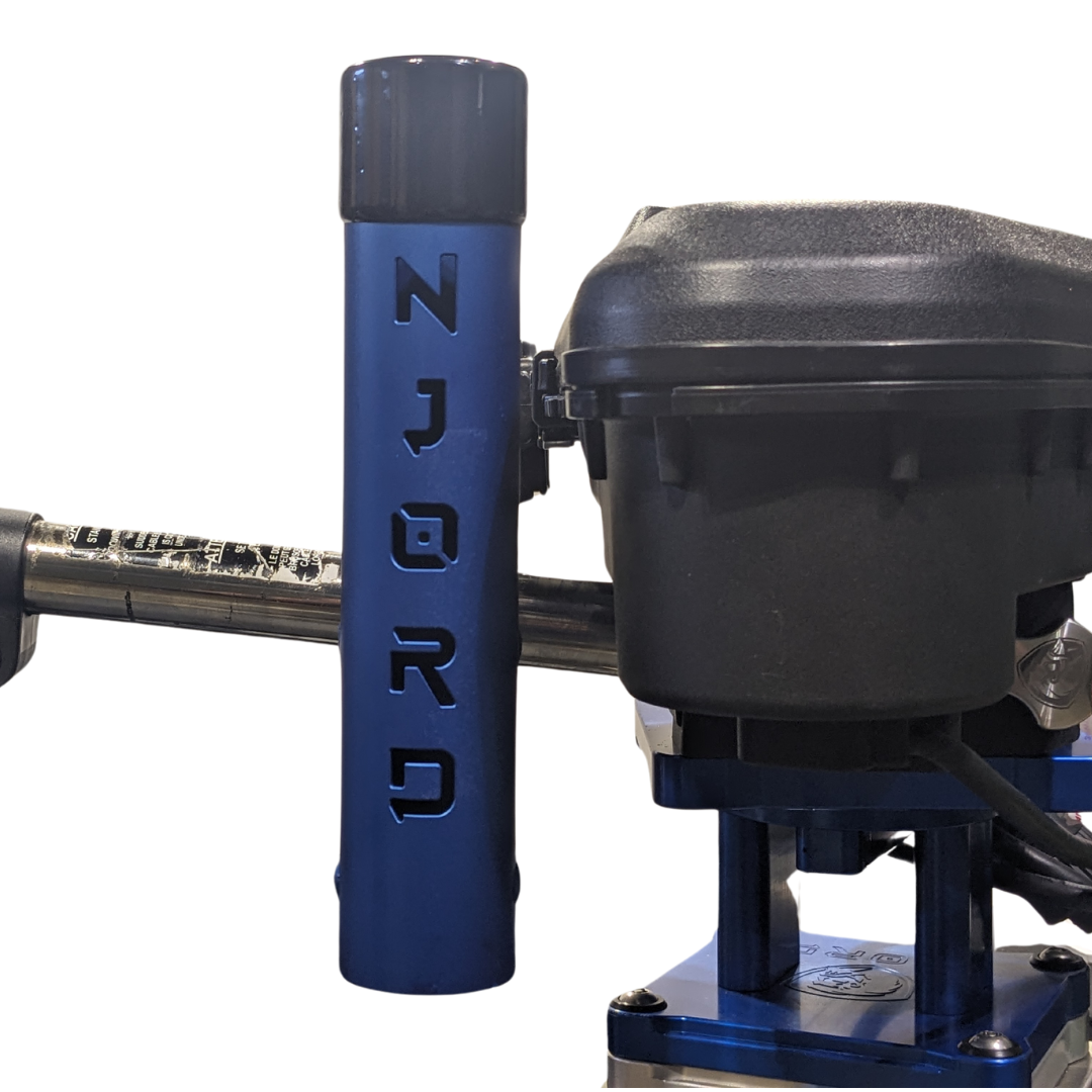A blue RH1 mounted to the Scotty downrigger and in the retrieval position. The NJORD engraving is visible, the downrigger is also mounted to a Blue Njord swivel base